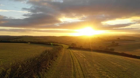 4K Sunset Flight Over Devon Farmland 스톡 동영상 104675390