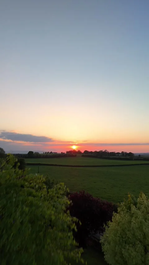 4K Sunset Over Rural Fields and Horizon Vidéo 333928573