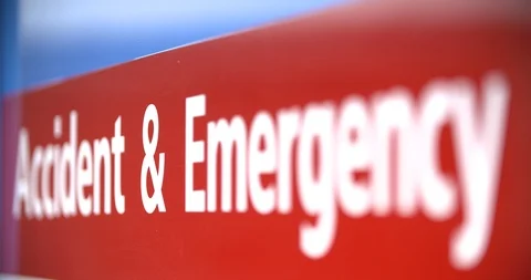 4k super shallow focus pull through accident and emergency sign outside hospital Vídeos de archivo 98716169