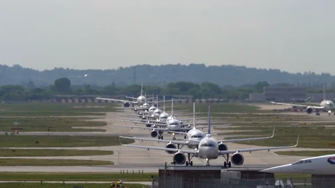 4k Super-telephoto view of planes queuing on runway with heat shimmer v2 Stock Footage 112065580