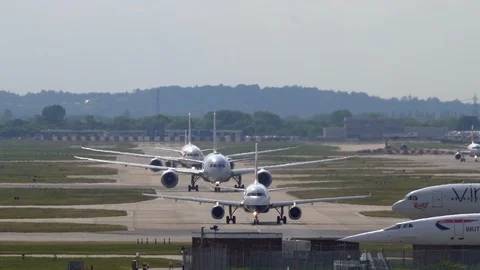 4k Super-telephoto view of planes queuing on runway with heat shimmer v5 Stock Footage 112072275