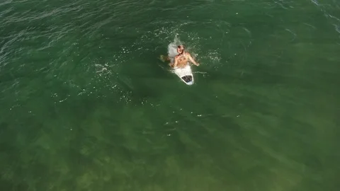 4K surfer waiting for a wave Video stock 98768323