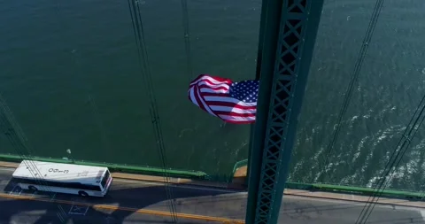 4K Suspention Bridge Aerial Pull Back Providence Rhode Island Mount Hope Bridge Vídeos de archivo 347969510