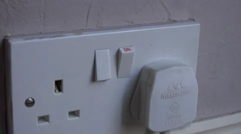 4k switching a plug off at home UK electrical sockets Vídeos de archivo 47807518