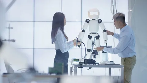4K Technical engineers working on construction of automated robot in modern lab. 動画素材 71308458