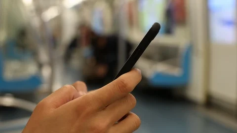 4K - Texting on subway Vídeo Stock 105944442