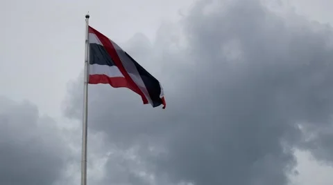 4K Thai flag waving with rain cloud background Vídeos de archivo 65390771