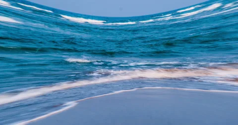 4K-There are lots of waves wash up onto the beach Stock Footage 38794322