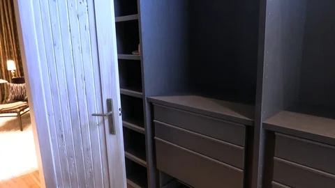 4K Tilt Up of Empty Closet 库存影片 109229371