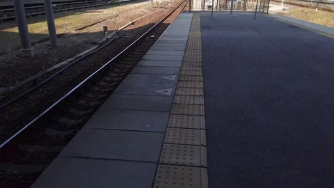 4k Tilt up reveal of empty train platform in Maibara, Japan Vídeos de archivo 121390782