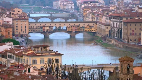 4k Time lapse aerial view of Ponte Vecchio at sunrise in Florence, Italy, Vidéo 124601768