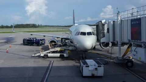 4K Time lapse of an airliner being prepped for departure in Orlando, Florida 스톡 동영상 247337248