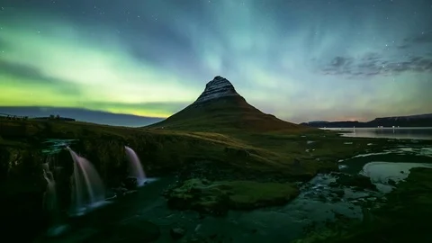4K Time lapse of Aurora Borealis over Kirkjufell mountain, Iceland Video stock 82622565