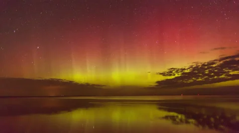 4K Time Lapse of Aurora over Minnesota Lake 動画素材 54714101