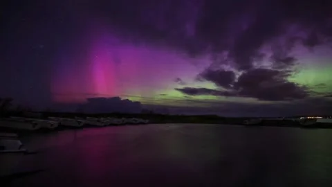4k time lapse of aurora over the harray loch in orkney Video stock 301112168