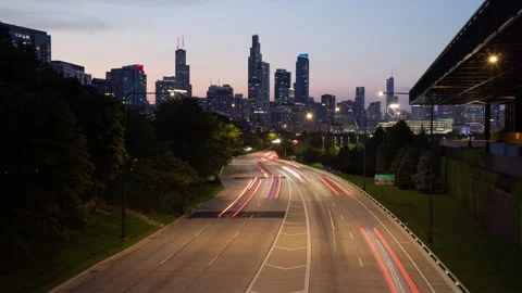 4K time lapse backdrop of dusk car light streaks driving toward downtown Chicago Stock Footage 280138573