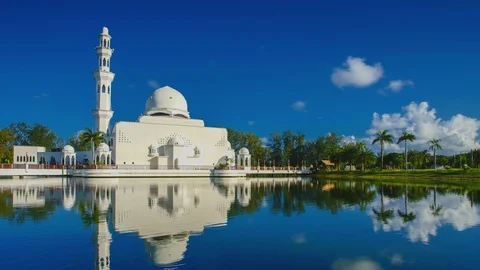 4K time-lapse of beautiful Mosque with mirror reflection in the lake Stock Footage 104883793