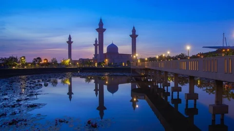 4K Time-lapse of Beautiful mosque during sunrise with Zoom Out effect. Video stock 115704585