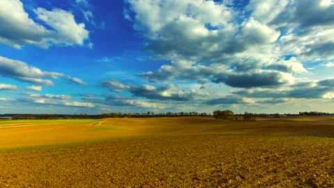 4k time lapse with beautiful sky over plowed spring field. 스톡 동영상 154721061