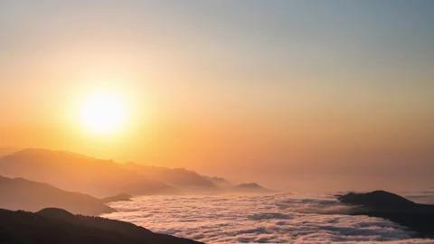 4K Time-lapse of a beautiful sunset above mountas and sea of clouds Stock-Footage 135501642
