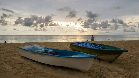 4K Time - lapse  boat with movement cloud and sunset at karon bech , PHUKET.. Vídeos de archivo 76249650