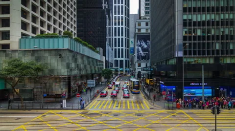 4k time lapse of busy traffic crossroad hong kong Vídeo Stock 46543932