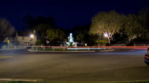 4k time lapse of cars going around a traffic circle and fountain at night Video stock 42732070