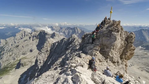 4K Time-lapse of Climbers and Hikers on Zugspitz Peak. Vídeo Stock 101094416