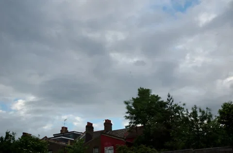 4k Time Lapse clouds and trees in a suburb of London Vídeo Stock 47789109