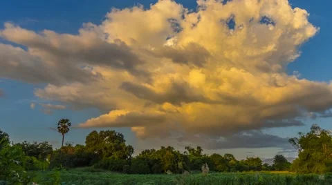 4K Time lapse of Clouds change shape by wind with sunset light Vidéo 57743090