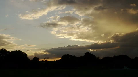 4K Time lapse of clouds covering the sun as night falls Vidéo 68408948