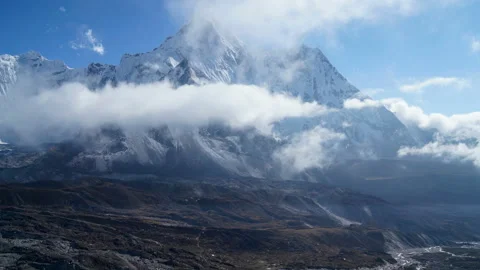4K Time lapse of clouds moving on background of high snow Ama Dablam peak Vidéo 131287315