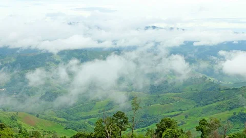 4K Time lapse clouds over mountain. Vídeo Stock 104229401