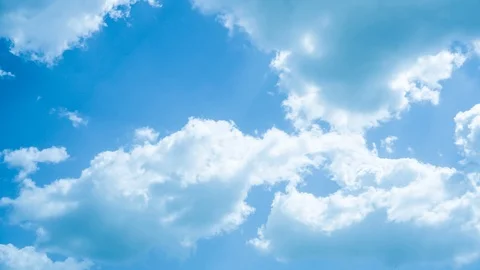 4k time lapse of clouds rolling with heavenly godrays Video stock 100357422