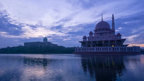4K Time lapse of cloudy sunrise over Putra mosque in Putrajaya, Malaysia. Stock Footage 90284017