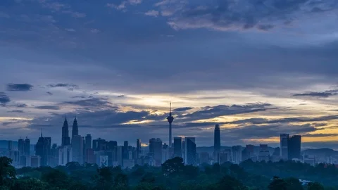 4K Time lapse of cloudy sunrise over downtown Kuala Lumpur, Malaysia. Zoom In 스톡 동영상 98073502