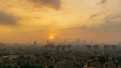 4K Time lapse of cloudy sunset over downtown Kuala Lumpur, Malaysia. Zoom In. 스톡 동영상 89188398