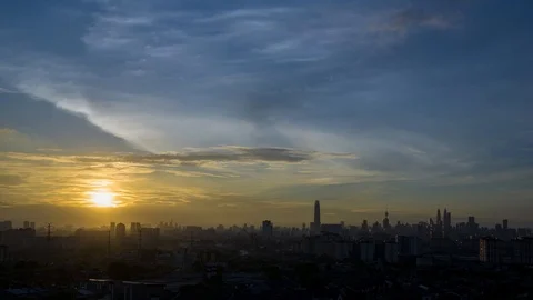4K Time lapse of cloudy sunset over downtown Kuala Lumpur, Malaysia. 스톡 동영상 98068578