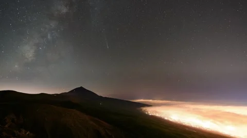 4K time lapse of comet, Milky Way &amp; Day-to-Night over volcano Teide Stock-Footage 329671049