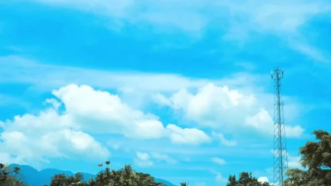 4K Time Lapse Communication Tower with cloud and blue sky background 動画素材 150284609