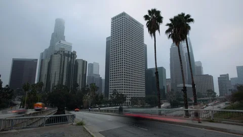 4K Time lapse of commuters and fog shrouded skyscrapers in downtown Los Angeles 스톡 동영상 85537006