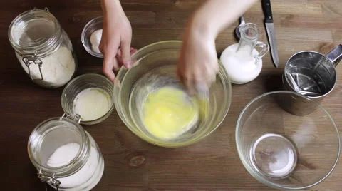 4K Time-lapse Cooking muffins: adding and mixing flour, milk , oil, sugar. Vidéo 61921886