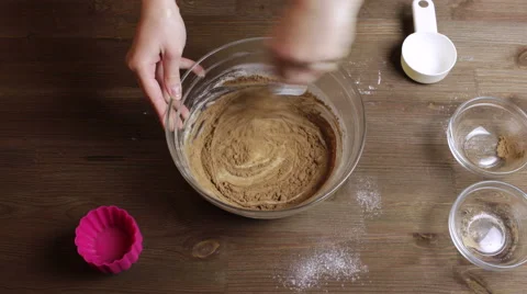 4K Time-lapse Cooking muffins adding and mixing chocolate, cocoa. Filling forms Vidéo 61924285