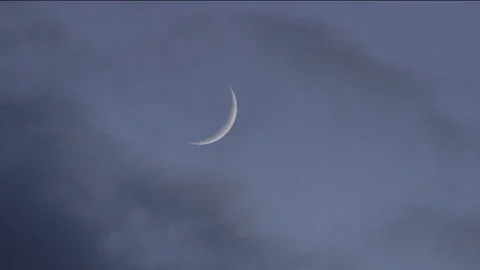 4K time lapse of a crescent moon setting in a darkening sky Stock Footage 168184498