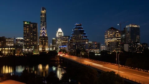 4K Time lapse of a crowd on the Austin Bat Bridge at dusk in summer Stock Footage 113060831