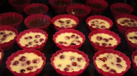 4K Time lapse - Cupcakes Baking in the Oven 스톡 동영상 61920624