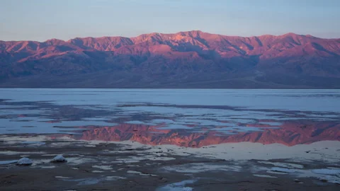 4K Time Lapse of dawn light on Death Valley mountains reflected in salt flats 스톡 동영상 258880322