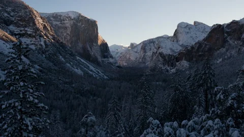 4K Time lapse of dawn sunlight illuminating El Capitan in a snowy Yosemite Stock Footage 145666680