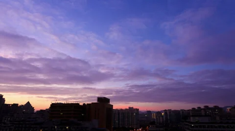 4K: Time lapse of daybreak clouds behind downtown Video stock 39720846