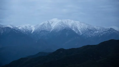 4K time lapse of a distant snowy Mount Baldy on a cloudy evening in California 스톡 동영상 136838620